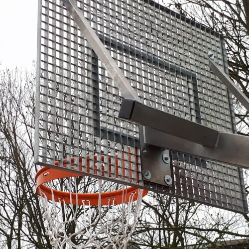 Antivandalisme basketbalbord 31 Onverwoestbare geluidsarme basketbalborden. Hier gemonteerd op onze rvs basketbalpaal Rothe Fixed.