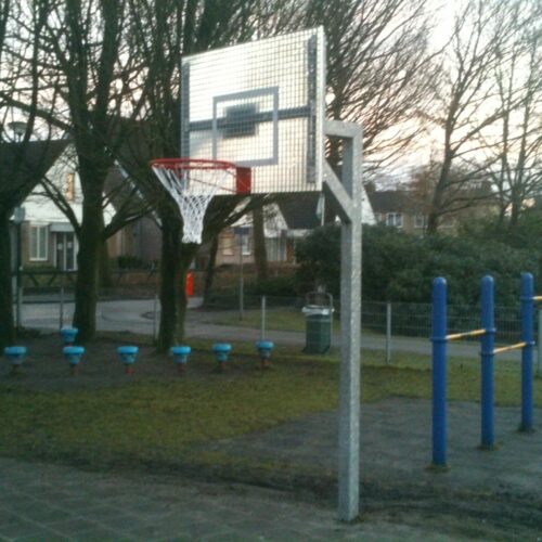 Antivandalisme basketbalbord 36 Basketbalbord antivandaal. Door het gebruik van roosters zijn deze basketbalborden tevens geluidsarm.