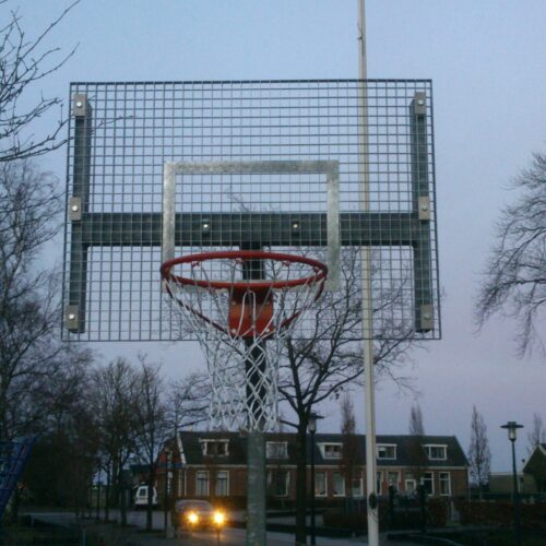 Antivandalisme basketbalbord 48 Basketbalbord uit deze serie in de verzinkte uitvoering. Afmetingen 105 x 150cm.