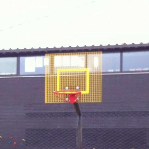 Antivandalisme basketbalbord 43 Basketbalbord antivandaal. Afmetingen 90 X 105 cm Geel gecoat