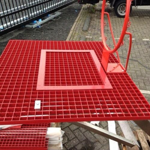 Antivandalisme basketbalbord 32 Basketbalbord anti-vandaal, afgebeeld in een frisse rode kleur.