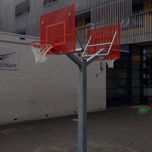 Basketbalpaal model Duo 30 Onze duo basketbalpaal in Vinkeveen. DE basketbalborden op verschillende hoogtes en in een frisse rode kleur gecoat.