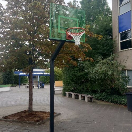 Basketbalpaal model Classic 82 Onze basketbalpaal (basketbaldoel) model Classic in het zwart gecoat met een groen roosterbod. Iedere ral kleur en ral kleuren combinatie is mogelijk. Deze staat in Oss.