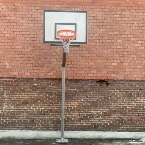 Basketbalpaal model Classic 78 Hier onze basketbalpaal Classic uitgevoerd met kunststof basketbalbord en voetplaat.