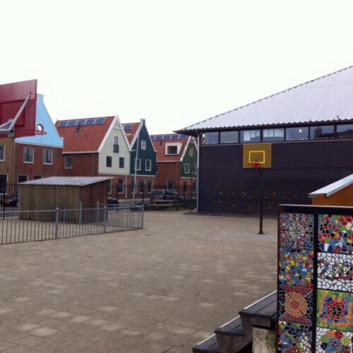 Basketbalpaal model Classic 61 Basketbalpaal Classic. Zwart gecoat met geel antivandaal basketbalbord. Met een robuuste, volbad thermisch verzinkte staander van 100 x 100 mm is deze outdoor basketbalpaal bestand tegen alle weersinvloeden, perfect voor langdurige plaatsing buiten