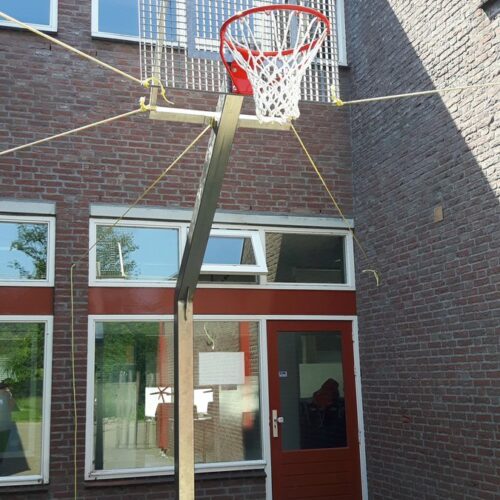 Antivandalisme basketbalbord 41 Basketbalbord antivandaal in de verzinkte uitvoering. Hier op onze rvs basketbalpaal Rothe.