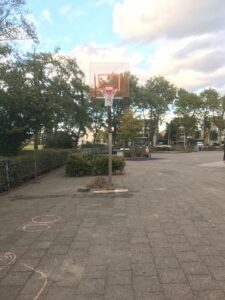 Basketbaldoelen op schoolplein in Rijnsburg. Uitgevoerd met oranje basketbalbord.