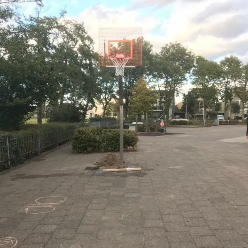 Basketbaldoelen op schoolplein in Rijnsburg. Uitgevoerd met oranje basketbalbord.