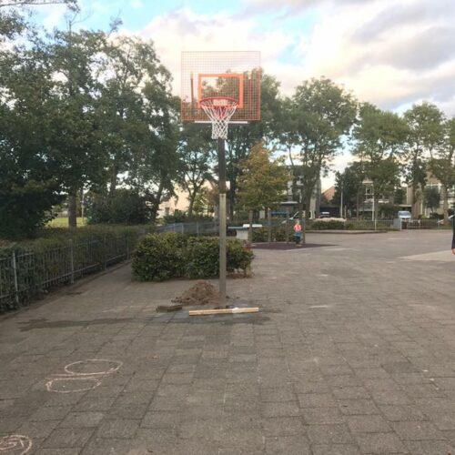 Basketbalpaal Rothe Fixed 49 Basketbaldoelen op schoolplein in Rijnsburg. Uitgevoerd met oranje basketbalbord.