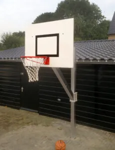 Basketbalpaal Rothe+ in een lage positie met watervast recreatie basketbalbord.