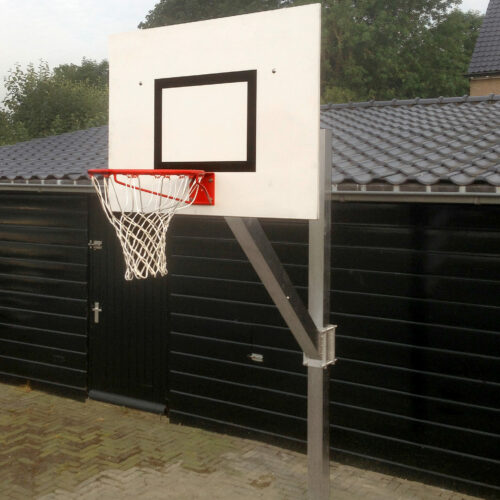Verstelbare basketbalpaal Rothe+ 32 Basketbalpaal Rothe+ in een lage positie met watervast recreatie basketbalbord.