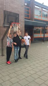 Soms wil de klant de basketbalpaal op kinderhoogte. Geen probleem, we monteren de basketbalpaal dan gewoon wat dieper de grond in.