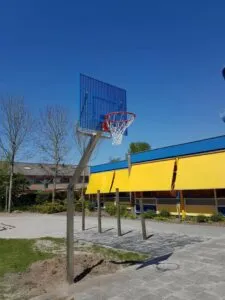 Basketbaldoel uitgevoerd met geluidsarm antivandaal basketbalbord. Afmetingen 90 x 105cm. Blauw gecoat.