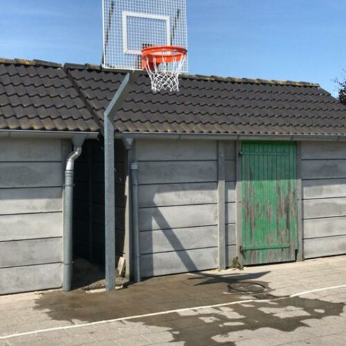 Basketbalpaal model Classic 59 Basketbaldoel model Classic in de verzinkte uitvoering met wit geluidsarm recreatie basketbalbord.