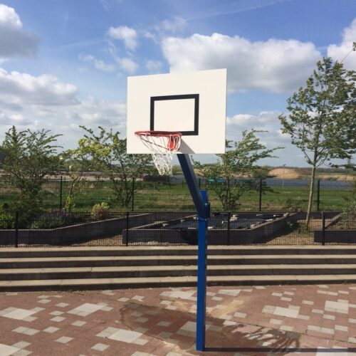 Basketbalpaal model Classic 56 Basketbalpaal Classic. Hier uitgevoerd met het watervastverlijmde basketbalbord en de basketbalpaal zelf gecoat in een fraai blauwe kleur.