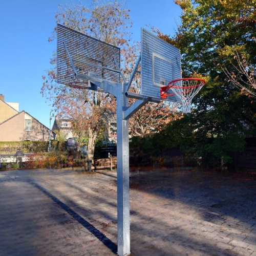 Basketbalpaal Heavy compleet 41 Basketbalpaal model Heavy, hier uitgevoerd met 1 wedstrijdformaat basketbalbord op wedstrijdhoogte en 1 formaat recreatiebasketbal alles verzinkt. Vandalisame- en geluidsarm