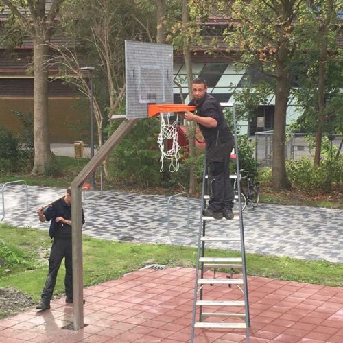 Basketbalpaal Rothe Fixed 36 Montage van onze rvs basketbalpaal in Leeuwarden ij het Gomarus college. Ook de montage van uw basketbalpalen kunnen wij voor u verzorgen