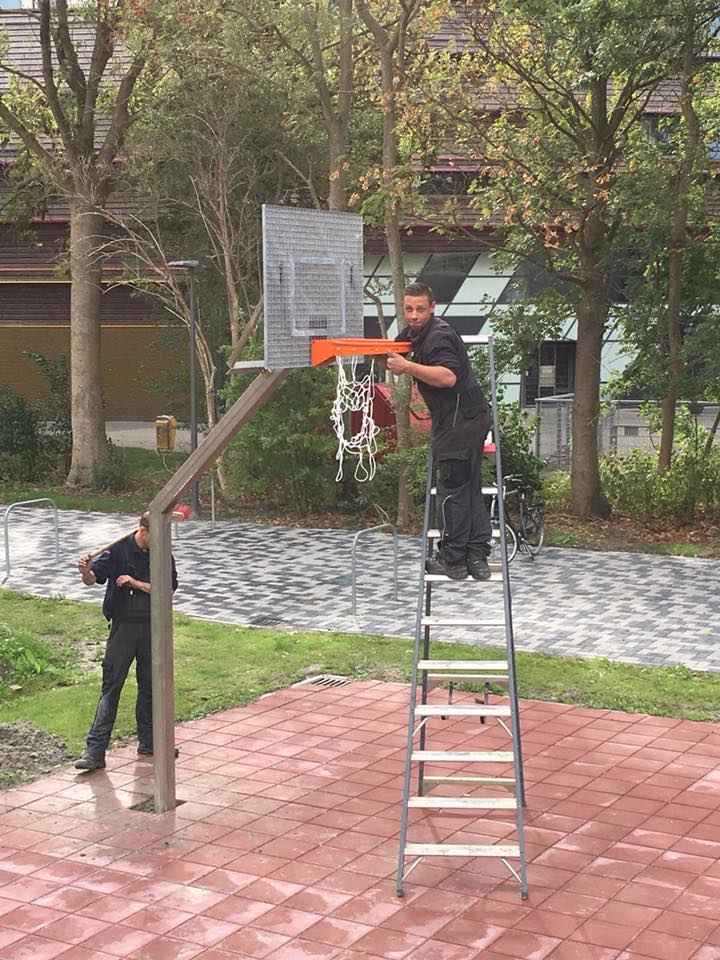 Basketbalpaal Rothe Fixed 6 Montage van onze rvs basketbalpaal in Leeuwarden ij het Gomarus college. Ook de montage van uw basketbalpalen kunnen wij voor u verzorgen