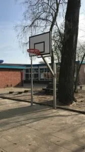 Deze basketbalpalen zijn de ideale oplossing voor schoolpleinen