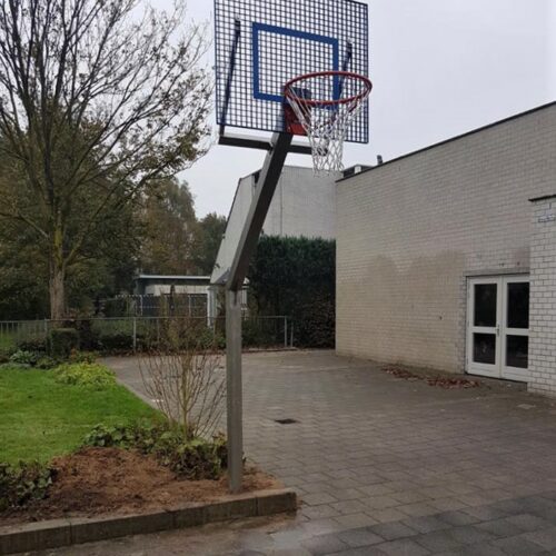 Basketbalpaal rvs bij VSO de Zonnehoek in Apeldoorn