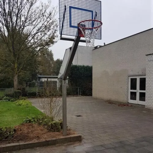 Basketbalpaal rvs bij VSO de Zonnehoek in Apeldoorn