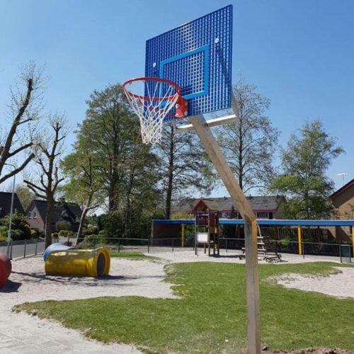 Basketbalpaal Rothe Fixed 48 Basketbalpaal Rothe Fixed. Hier is gekozen voor een poedercoating van het basketbalbord in de kleuren van de school, zodat de basketbalpaal keurig aansluit bij het geheel.