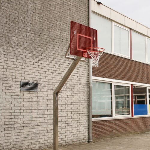 Antivandalisme basketbalbord 47 Deze basketbalpaal met antivandaal basketbalbord staat in hartje Amsterdam.