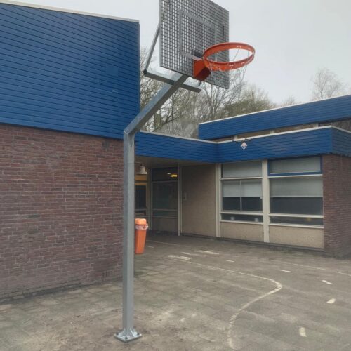 Basketbalpaal model Classic 80 Basketbalpaal model Classic op voetplaat en de ring is voorzien van een kettingnetje.