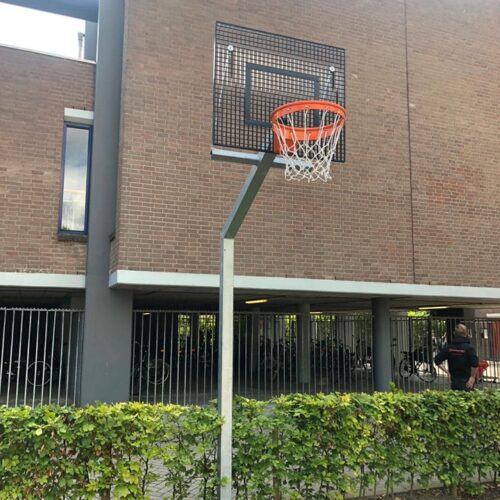 Basketbalpaal model Classic 69 Het basketbalbord van deze basketbalpaal voor de buitenruimte kan in bijna iedere ral kleur geleverd worden. We informeren u graag.