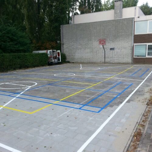 Sportvloercoating 55 Onze rvs basketbalpalen op een door ons belijnd schoolplein in Monnickendam. Basketbal, volleybal en badminton belijningen.