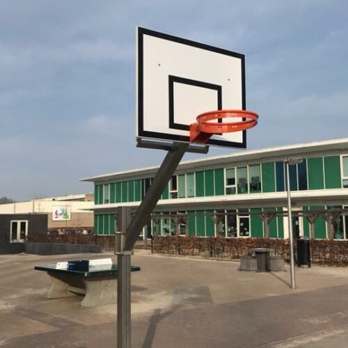 Verstelbare basketbalpaal Rothe+ 40 1 van de 7 basketbalpleinen die we voor de Red Giants in Meppel ingericht hebben