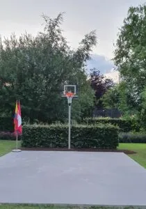 Basketbalpaal Rothe verstelbaar van rvs met verzinkt geluidsarm recreatie basketbalbord.