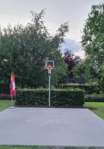 Basketbalpaal Rothe verstelbaar van rvs met verzinkt geluidsarm recreatie basketbalbord.