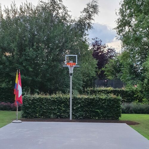 Verstelbare basketbalpaal Rothe+ 55 Basketbalpaal Rothe verstelbaar van rvs met verzinkt geluidsarm recreatie basketbalbord.