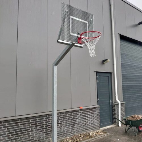 Basketbalpaal model Classic 77 Onze basketbaldoelen model Classic verzinkt met antivandaal roosterbord (ook verzinkt). Dankzij het geluidsarme antivandaal basketbalbord biedt deze basketbalinstallatie een duurzame en stille oplossing voor sportpleinen in woonwijken of schoolomgevingen.
