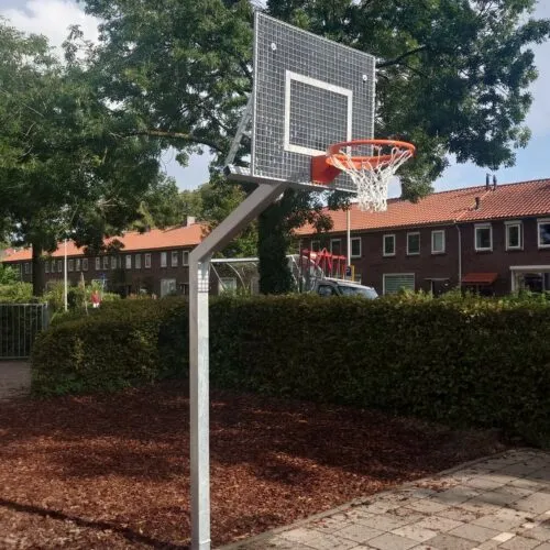 basketbalpaal met geluidsarm basketbalbord