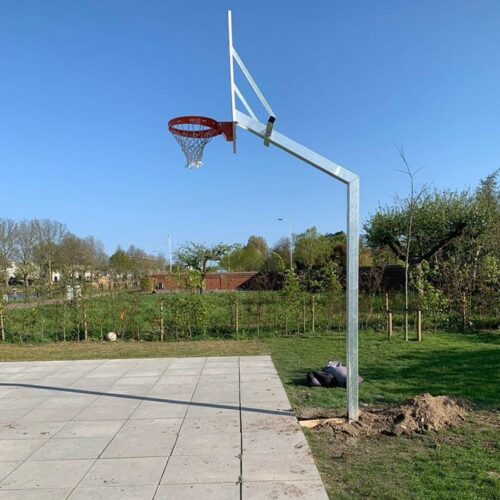 Basketbalpaal model Classic 70 Basketbaldoel model Classic. Een foto tijdens de montage van deze zeer degelijke, voordelige en duurzame outdoor basketbalpaal.