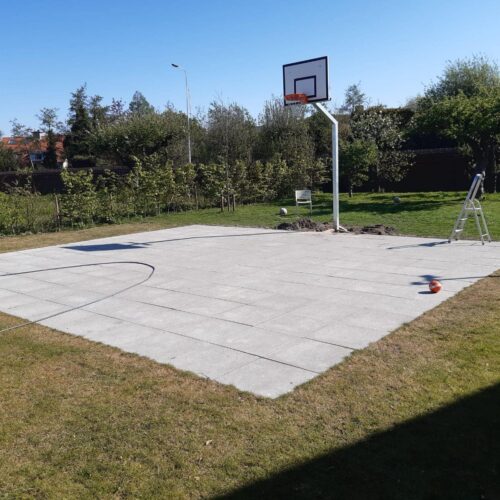 Basketbalpaal model Classic 72 Een goed gelegde tegelvloer is een prima ondergrond om te basketballen. Basketbalpaal model Classic slechts 1 van onze vele mogelijkheden.