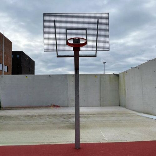 Basketbalpaal Heavy compleet 44 Nog 1 van de basketbalpalen model Heavy die we in Brussel geplaatst hebben. Met roosterbord in wedstrijdformaat.