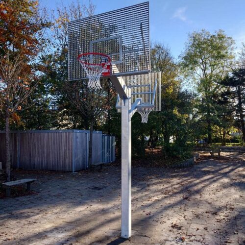 Basketbalpaal Heavy compleet 42 Basketbalpaal model Heayv, zowel in de uitvoering met 1 basketbalbord als met 2 de praktisch onverwoestbare oplossing voor uw speel- en schoolplein.