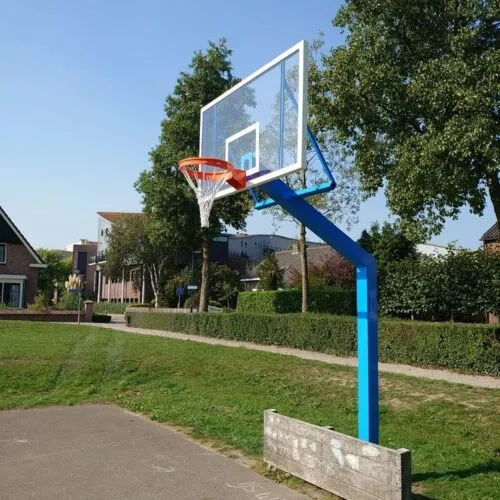Basketbalpaal met een weedstrijd basketbalbord van plexiglas.
