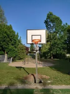 Onze basketbalpaal Rothe+ van rvs in Den Bosch. Deze hebben we net geplaatst, als de fundering uitgehard is, kan het zand er weer op.Hier wachten we altijd even mee, zodat het beton sneller uithard (het vocht kan dan beter weg)