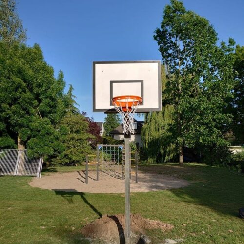 Verstelbare basketbalpaal Rothe+ 50 Onze basketbalpaal Rothe+ van rvs in Den Bosch. Deze hebben we net geplaatst, als de fundering uitgehard is, kan het zand er weer op.Hier wachten we altijd even mee, zodat het beton sneller uithard (het vocht kan dan beter weg)