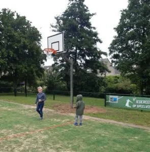 Qua prijs en duurzaamheid is deze in hoogte verstelbare basketbalpaal een ongekend product. Basketbalpaal Rothe+, absoluut een aanwinst voor uw sportieve jeugd.