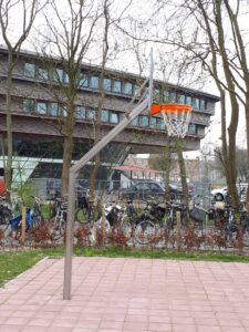 Deze verrassend voordelige basketbalpaal afgebeeld met verinkt antivandaal basketbalbord. Deze staat in Leeuwarden