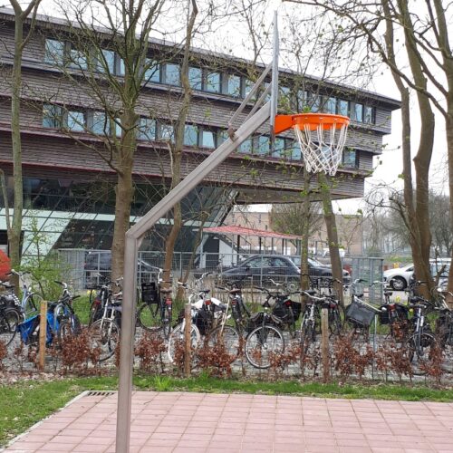 Basketbalpaal Rothe Fixed 53 Deze verrassend voordelige basketbalpaal afgebeeld met verinkt antivandaal basketbalbord. Deze staat in Leeuwarden