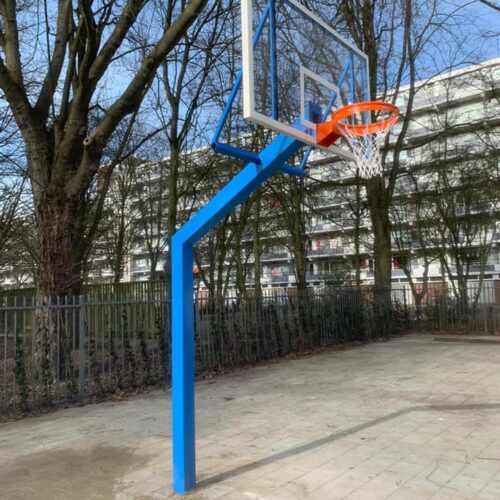 Basketbalpaal PROFI-outdoor 94 Een top basketbalpaal voor de buitenruimte met wedstrijdbord. Deze is gecoat in het blauw, maar deze outdoor basketbalpaal kan in bijna iedere ral kleur geleverd worden. We informeren u graag.