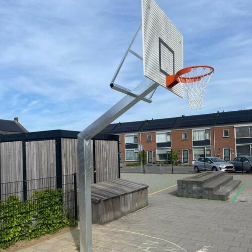Basketbalpaal Heavy compleet 46 Basketbalpaal Heavy verzinkt met antivandaal roosterbord. Locatie Heeswijk. Onze Heavy basketbalpaal is absoluut een aanwinst voor uw schoolplein en speelplein. Bij deze hebben we de ring op kinderhoogte gezet.