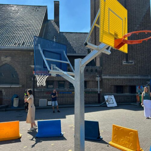 Basketbalpaal model Duo 35 De ideale basketbalpaal voor uw schoolplein. Door de verschillende basketbalbordhoogtes hebben alle kinderen hier plezier van. En kunt u kiezen voor iedere ral kleur
