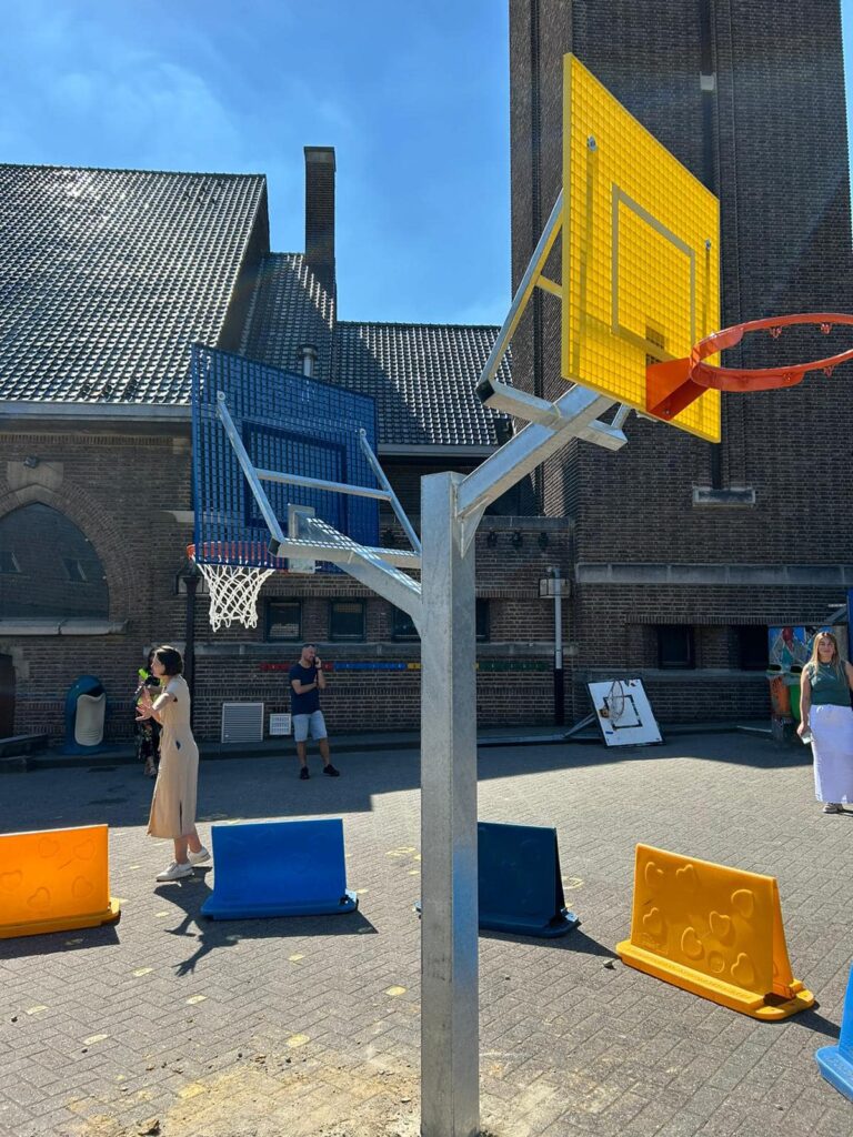 Voetbaldoel voor schoolplein of openbare ruimte 10 De ideale basketbalpaal voor uw schoolplein. Door de verschillende basketbalbordhoogtes hebben alle kinderen hier plezier van. En kunt u kiezen voor iedere ral kleur